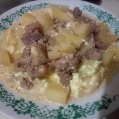 Мясо с картошкой в горшочках