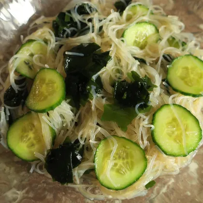 Салат с огурцами, вакамэ и фунчозой