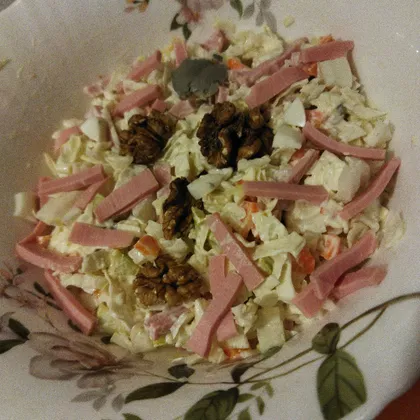 Салат овощной с колбасой и орехами