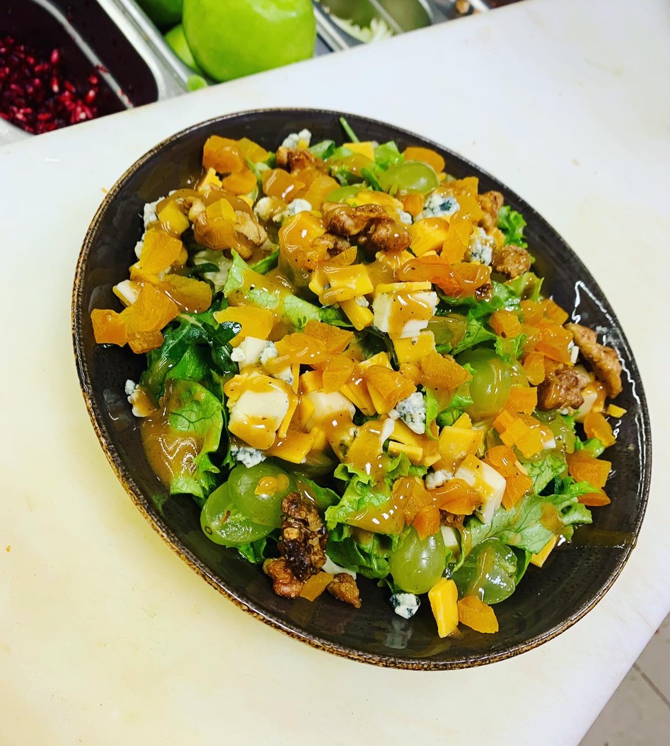 Салат с виноградом, копченой курицей и сыром рецепт – Американская кухня: Салаты. «Еда»