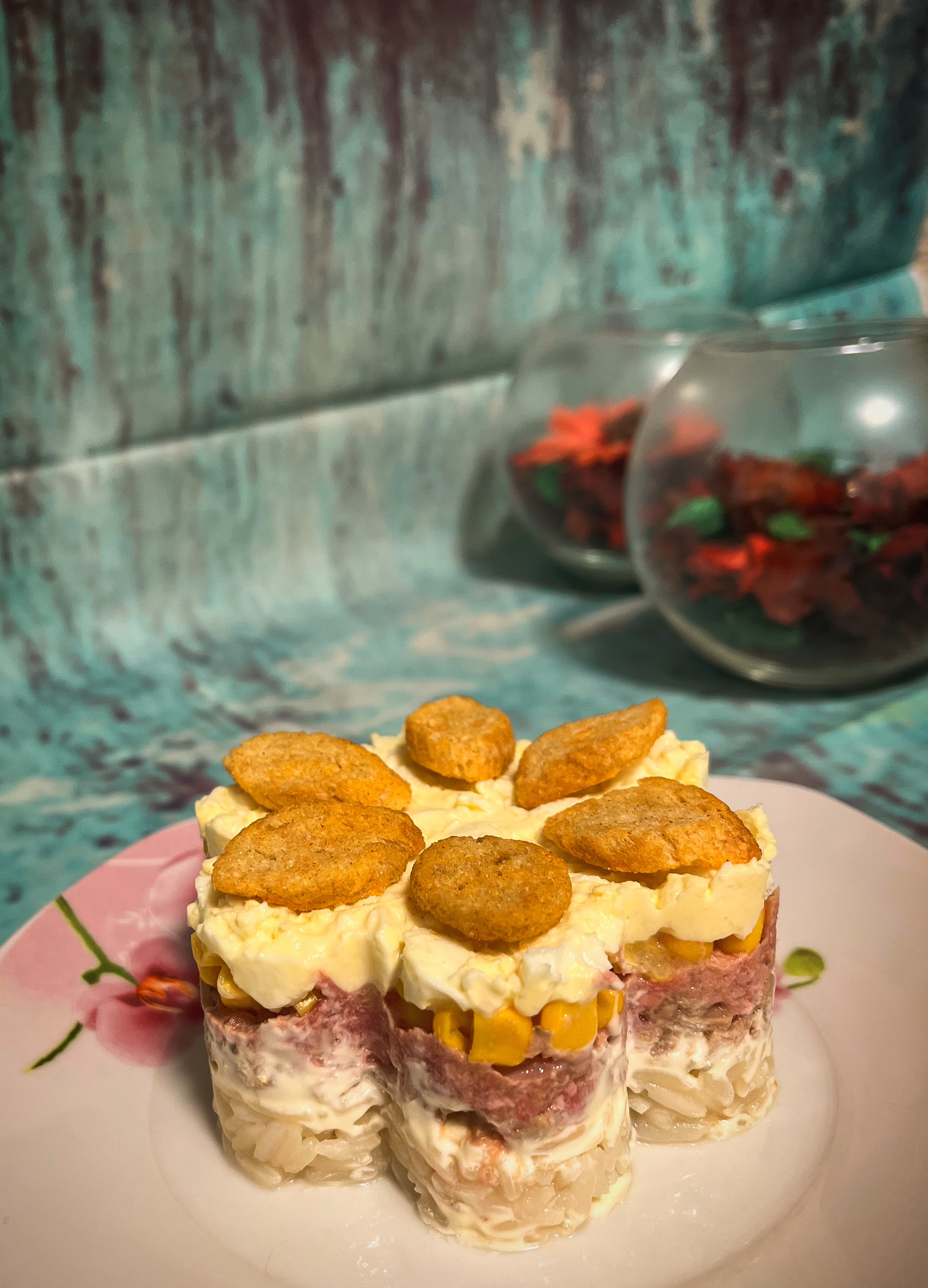 Слоёный салат с тунцом и рисом