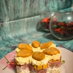Слоёный салат с тунцом и рисом