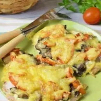 Отбивные из свинины с сыром, помидором и грибами в духовке