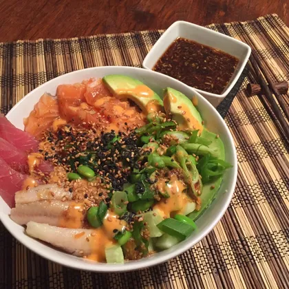 Кето суши-боул с рисом из цветной капусты, имбирно- соевым соусом и айоли из сирачи