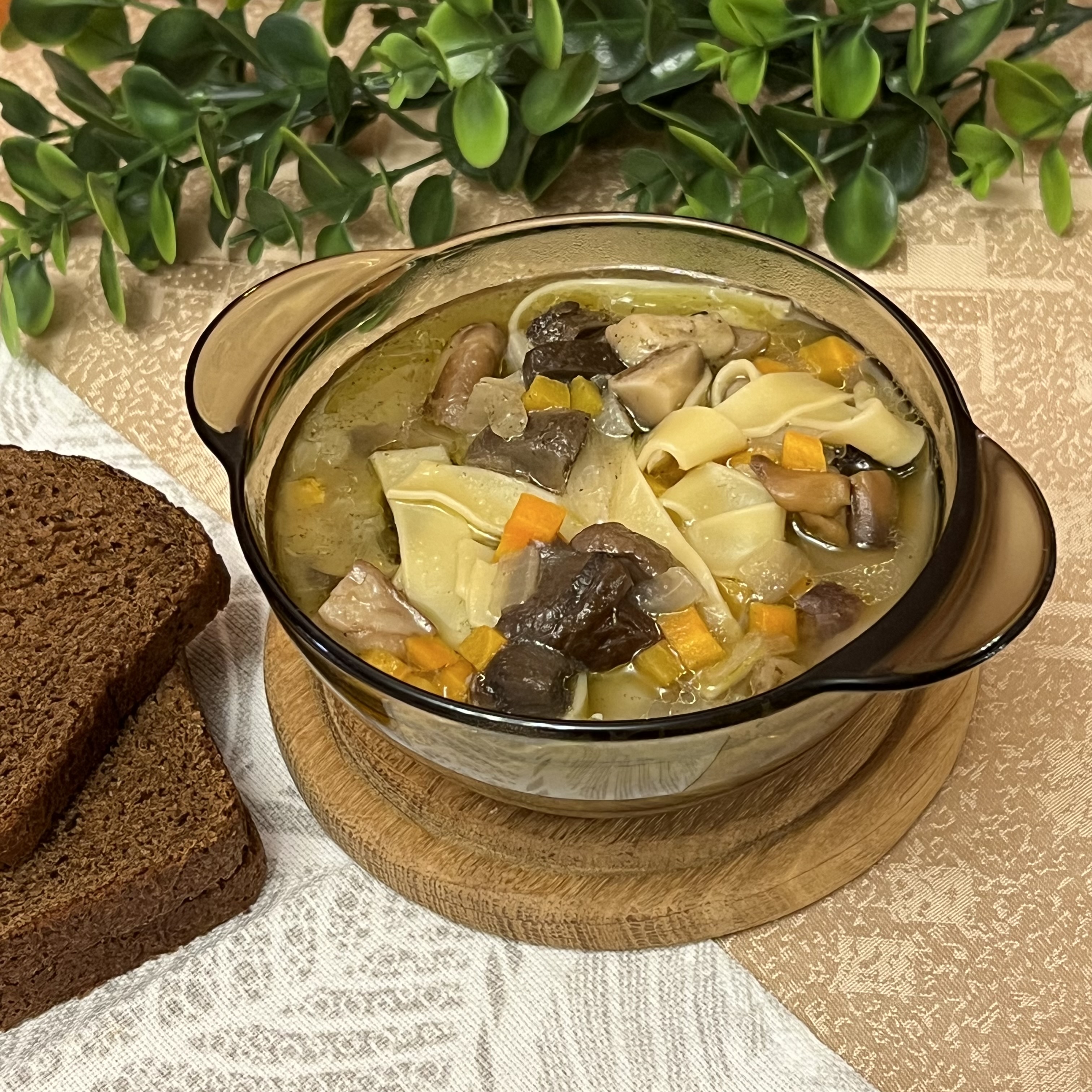 Грибной суп с лапшой