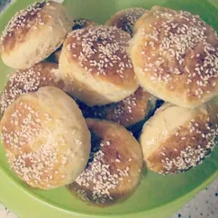 Булочки с изюмом и кунжутом