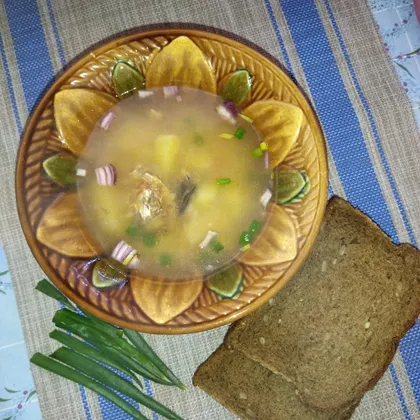 Суп с килькой в томатном соусе и батуном 'Дачный'
