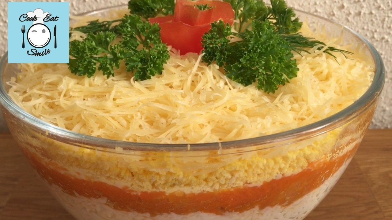 Слоеный салат с креветками - рецепты с фото