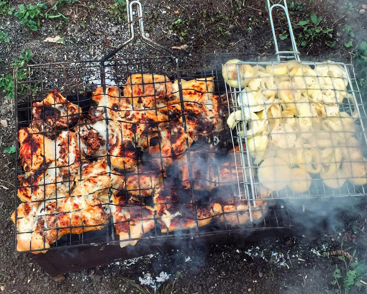 Грибы на мангале с луком