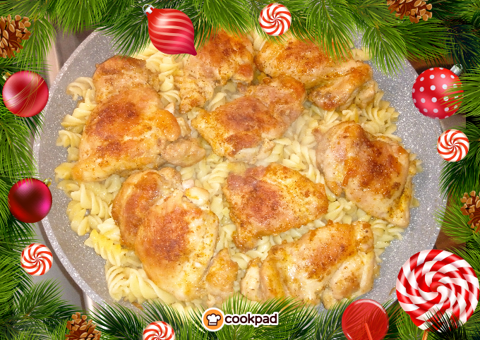 Жареные макароны и куриные бёдра