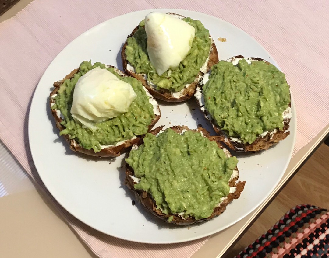 Тосты с авокадо, творожным сыром и яйцом пашот