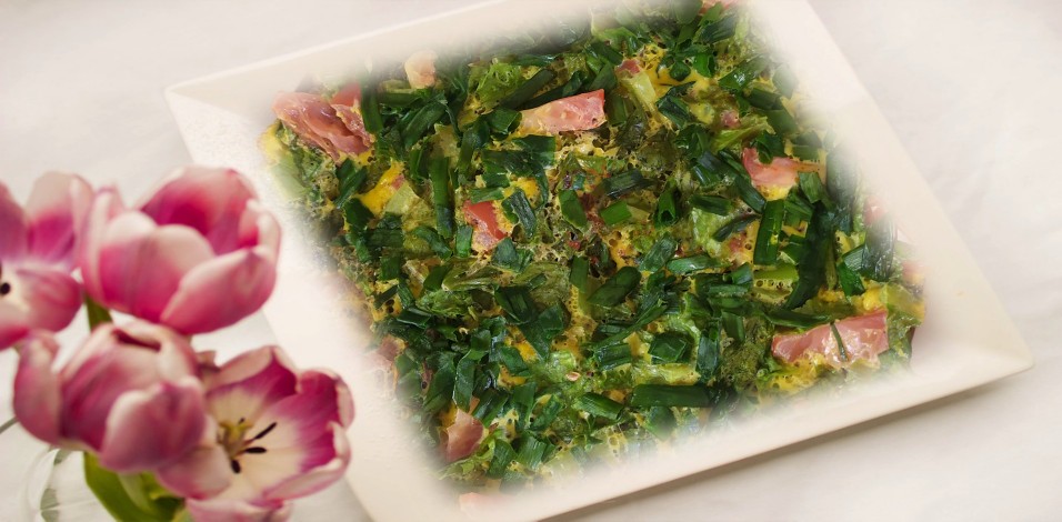 Омлет с зеленью 🥗, помидором с луком