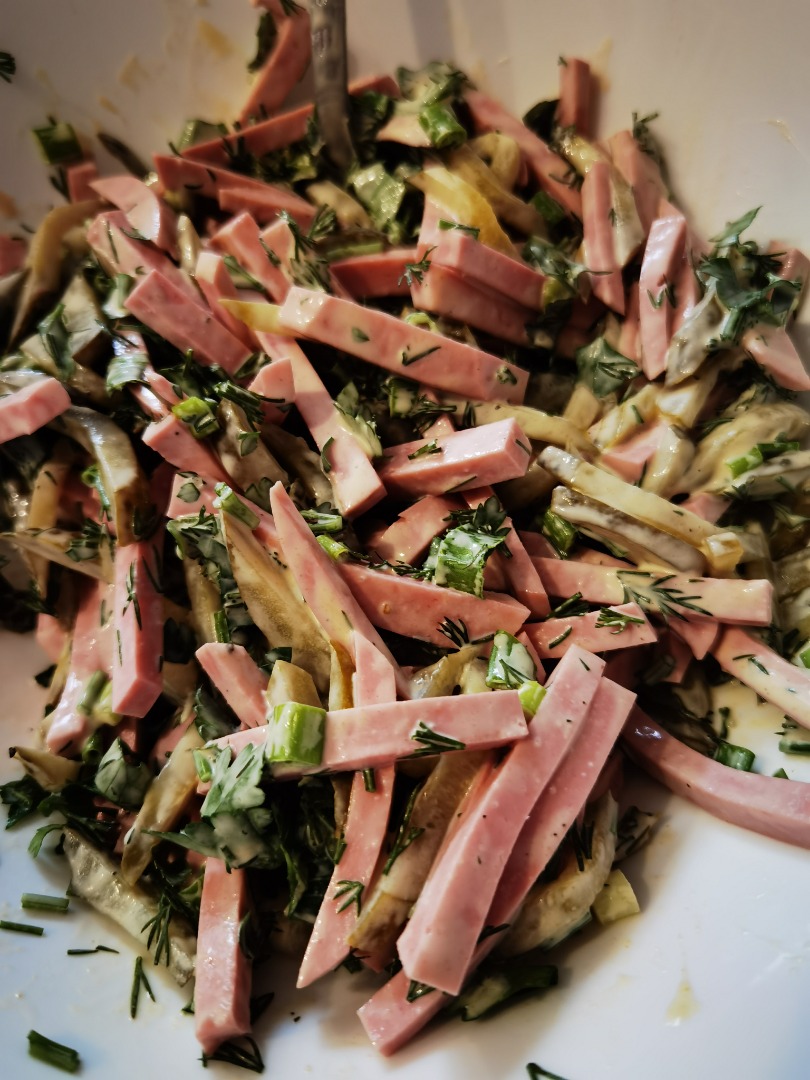 салат из крабовых палочек рецепт классический с колбасой | Дзен