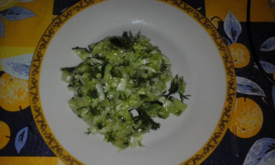 Салат с пекинской капустой, свежим огурцом и колбасой