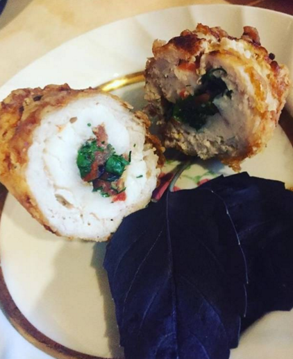 Мясные рулеты с базиликовым салатом