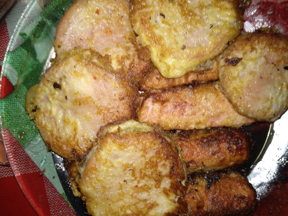 Колбаса с сосисками в кляре с соусом
