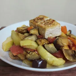 Запечённые овощи с тофу и грибами