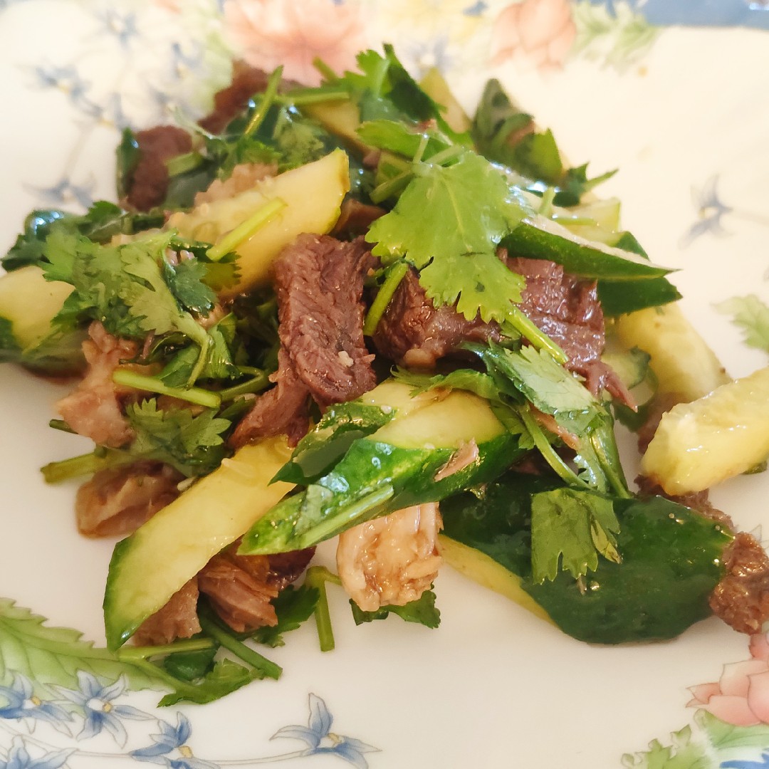 Салат из битых огурцов с кинзой и кешью, пошаговый рецепт с фото от автора Чжан Сяньчэн на ккал