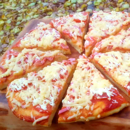 Пицца с колбасой на тыквенном тесте