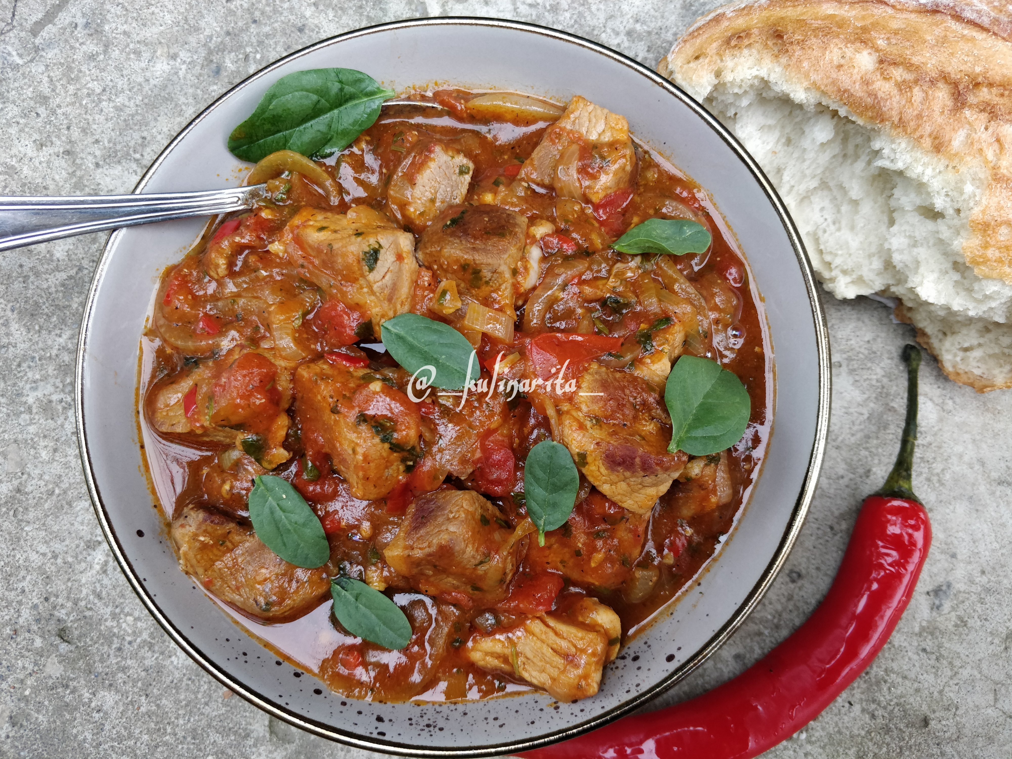 Свинина, тушеная с помидорами