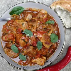 Свинина, тушеная с помидорами