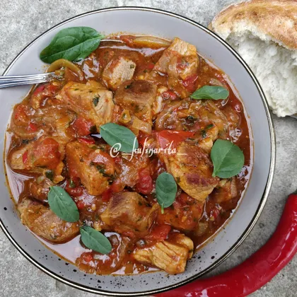 Свинина, тушеная с помидорами