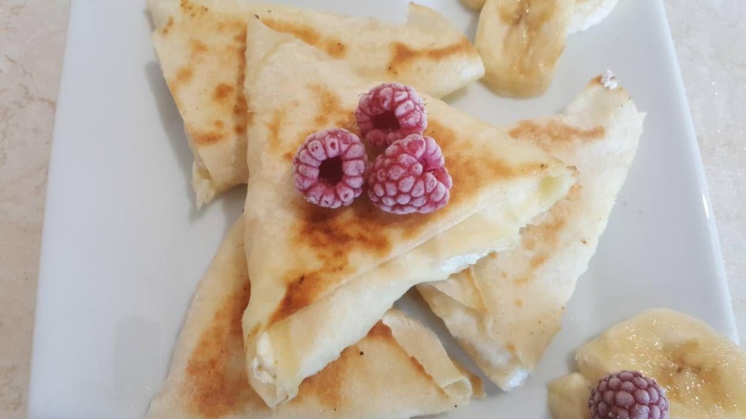 Конвертики из лаваша с творогом и бананом