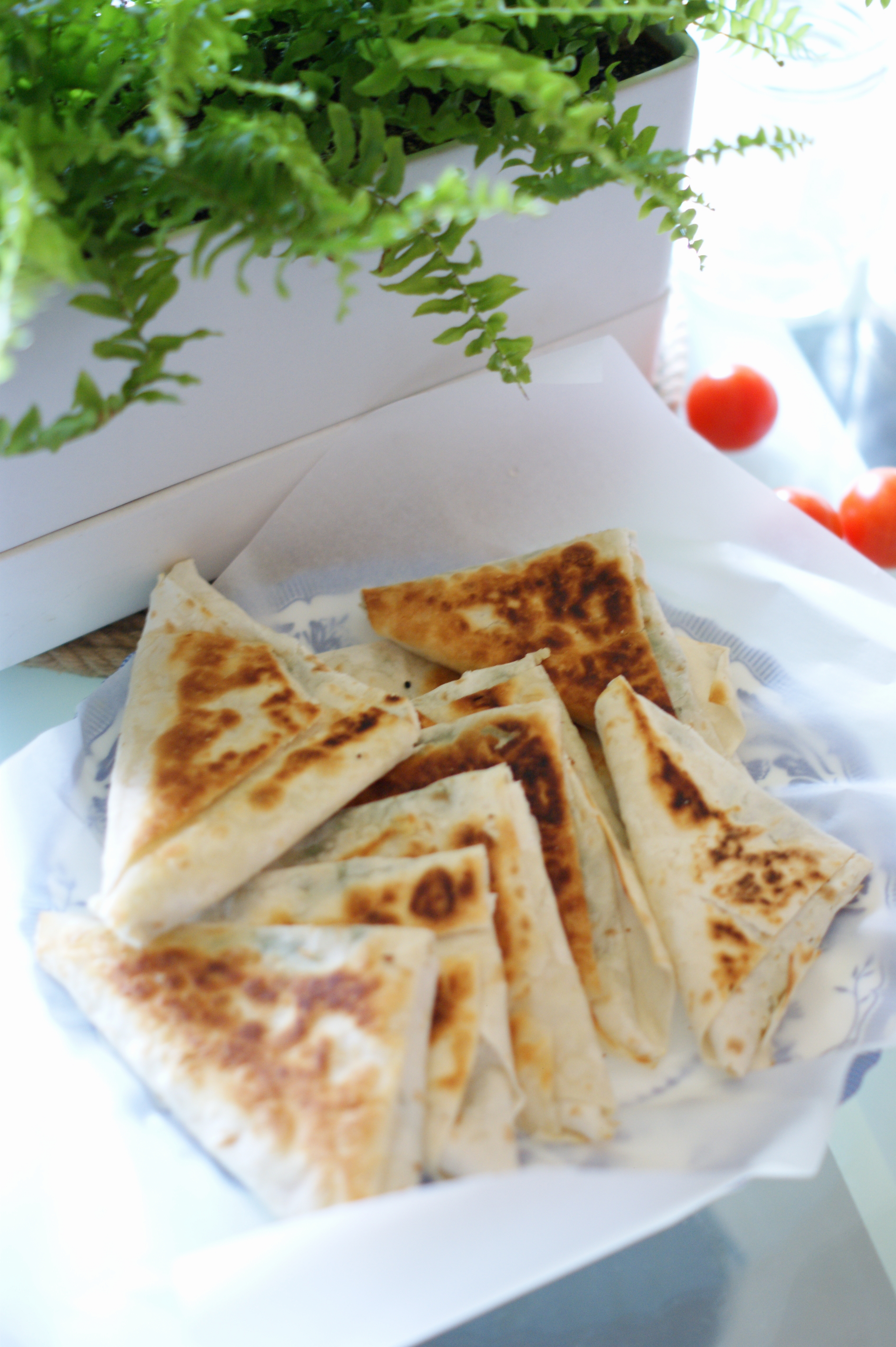 Конвертики из лаваша с сыром и кинзой