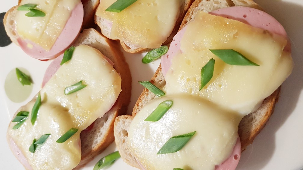 Горячие бутерброды с колбасой и сыром в духовке рецепт – Европейская кухня: Сэндвичи. «Еда»