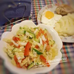 Салат из пекинской капусты, помидора и огурца