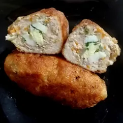 Мясные зразы с жареным луком и яйцом