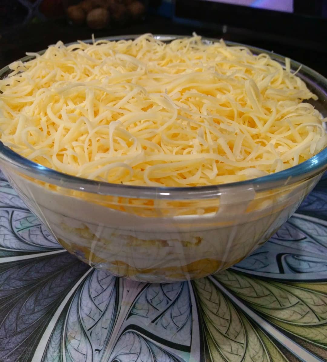 Салат с ананасами и копченой курицей