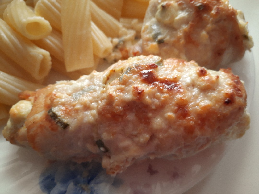 Рулетики из куриного филе с творожной начинкой