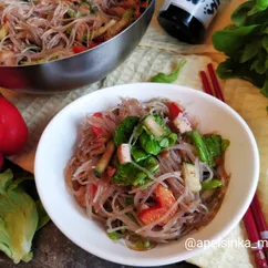 Салат с фунчозой и копчёной курицей