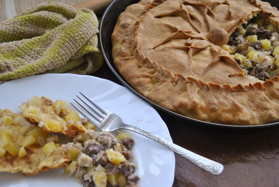 Дрожжевой пирог с мясом в духовке: рецепт - Лайфхакер