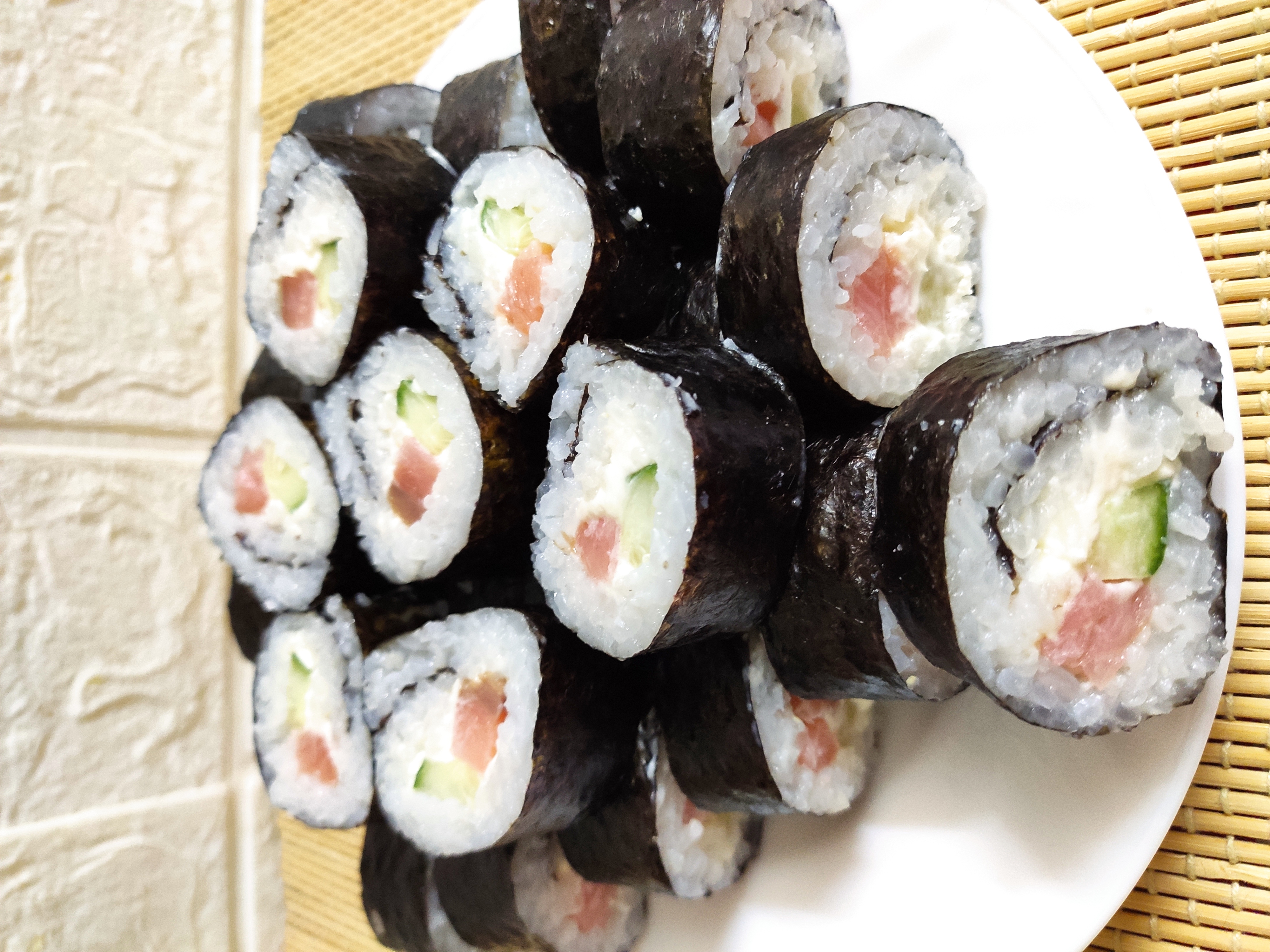 Суши-роллы с красной рыбой 