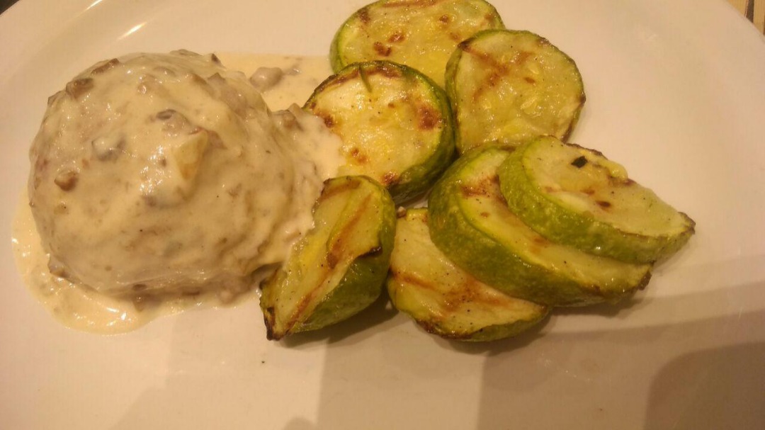 Паровые куриные тефтели в грибном соусе с кабачками