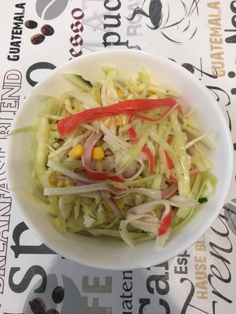 Салат с крабовыми палочками и капустой