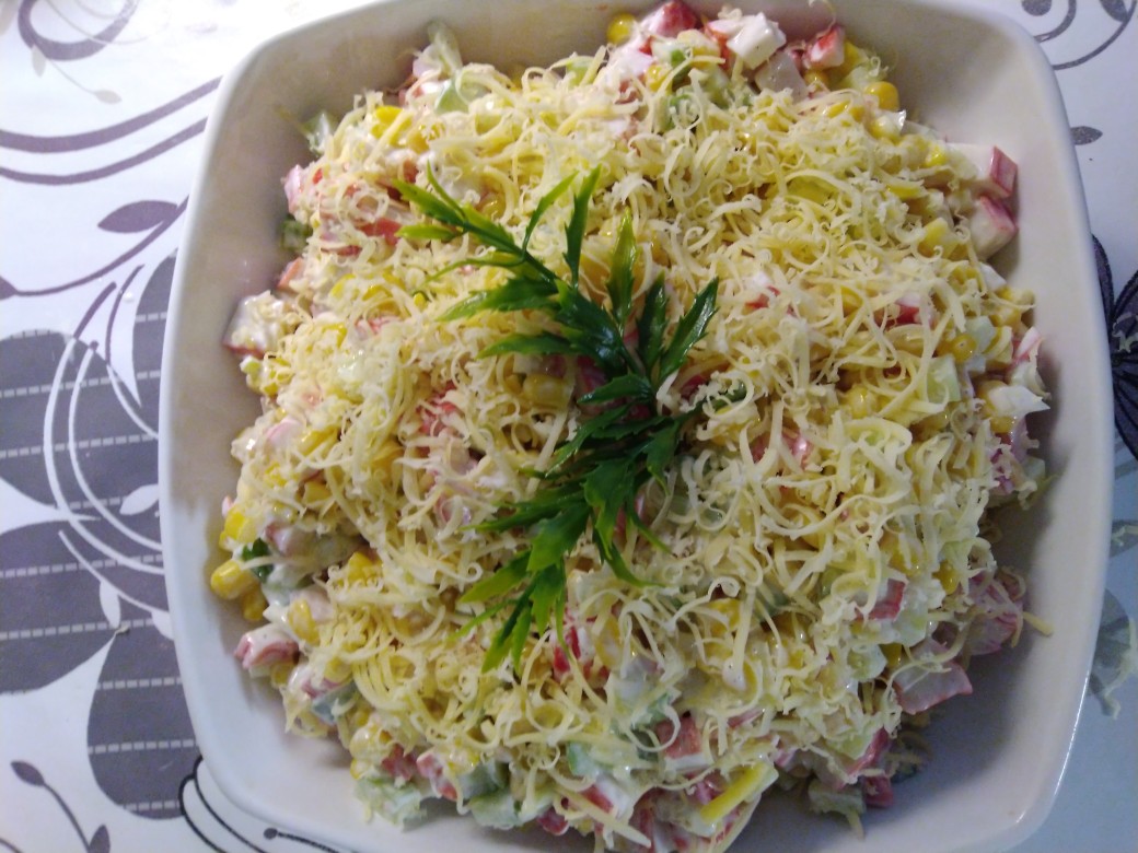 Салат из крабовых палочек со свежим огурцом: свежая нотка в блюде