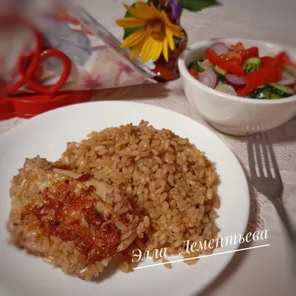 Курица с красным рисом на сковороде 