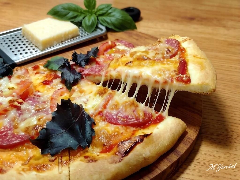 Пицца с колбасой, сыром и помидором