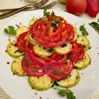 Салат из обжаренных кабачков и свежих овощей