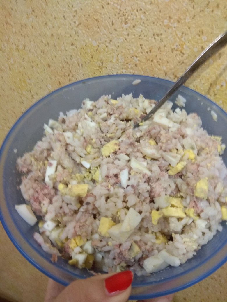 Салат с рисом, яйцами и рыбными консервами