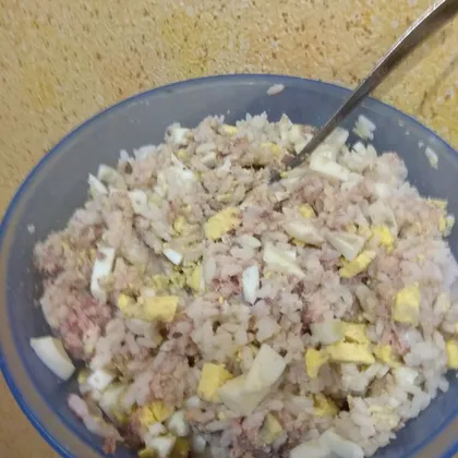 Салат из рыбных консервов с яйцом и рисом