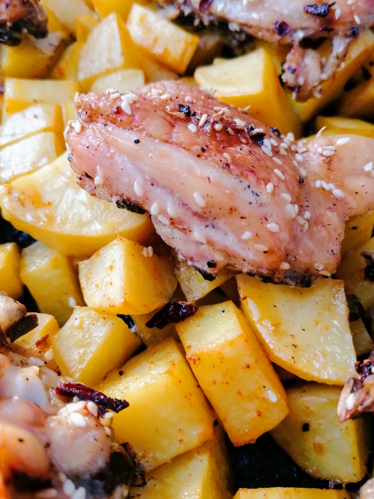 Картофель с куриными бедрышками