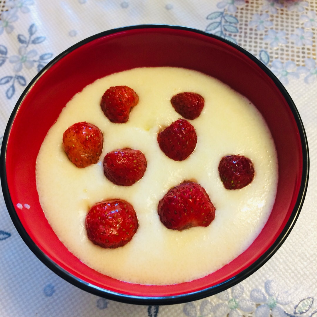 Манная каша с садовой клубникой 🍓 🥣 🥛