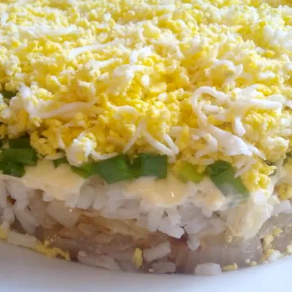Печеночный салат с рисом и яйцом