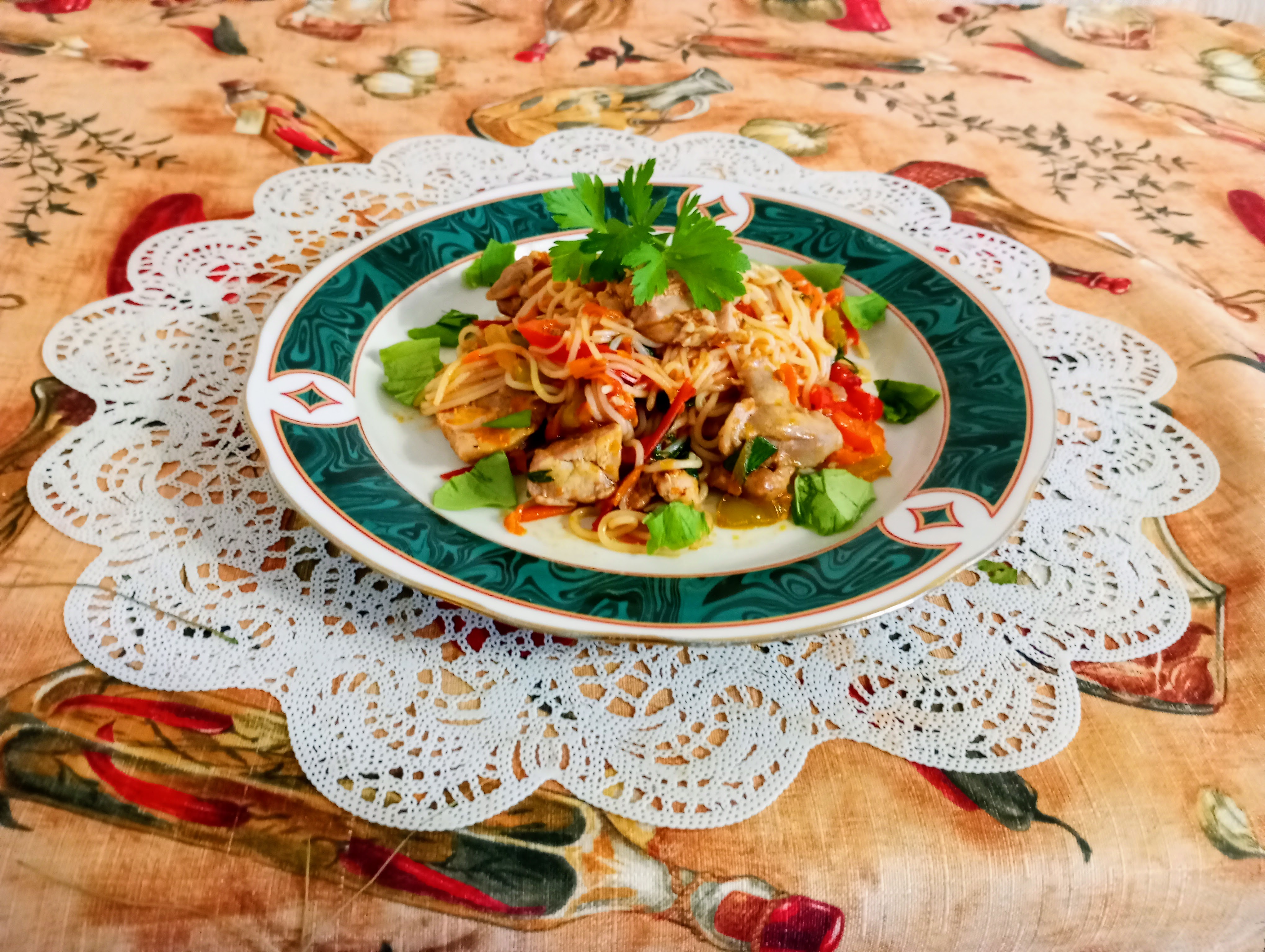 Рисовая лапша с курицей и овощами