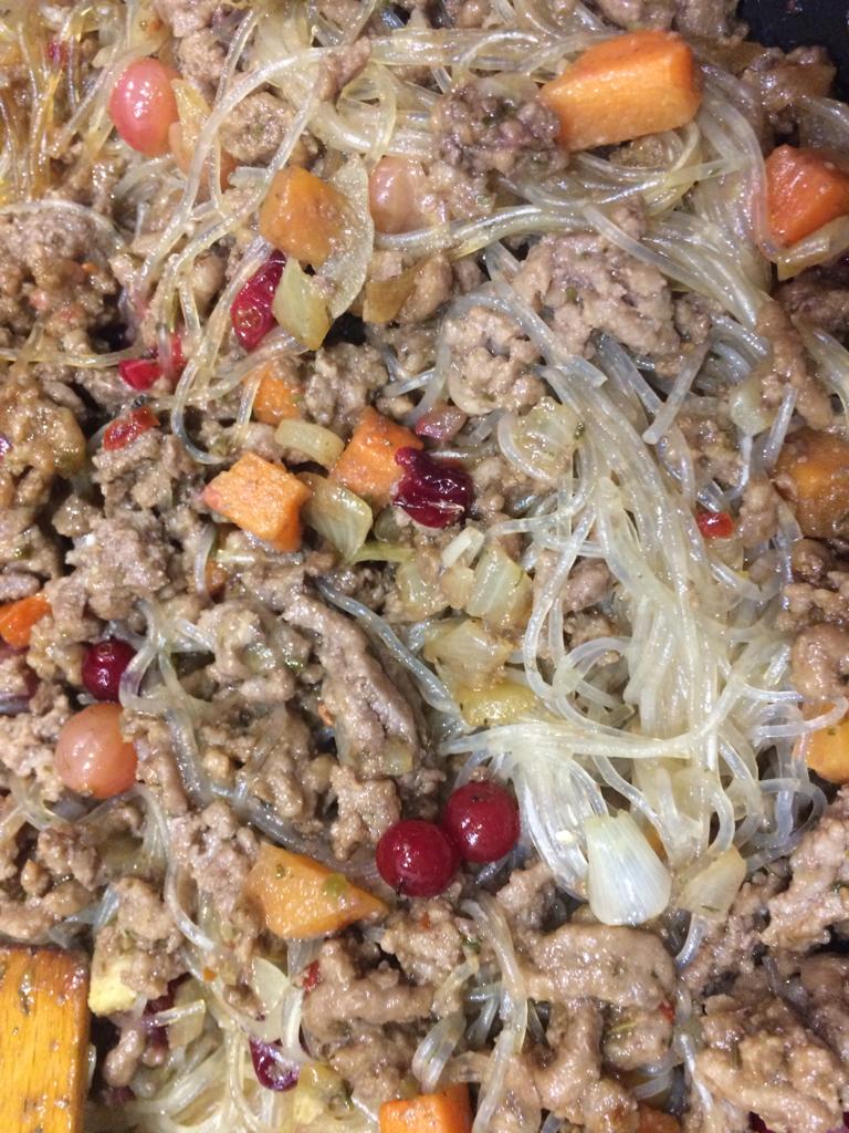 Фунчоза с мясом, терияки и клюквой