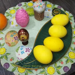 Крашеные яйца в куркуме 